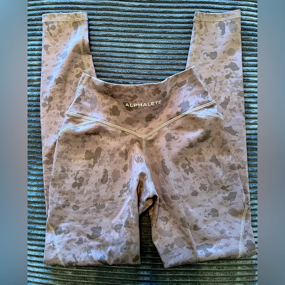 Alphalete Surface Leggings - Picture 3 of 3